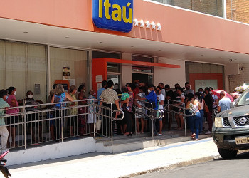 Filas em bancos geram aglomerações no centro de Teresina